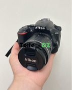 Nikon d5500 avec objectif 18-55mm afp bandoulière chargeur